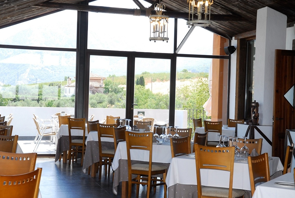 un restaurante con mesas y sillas y una gran ventana