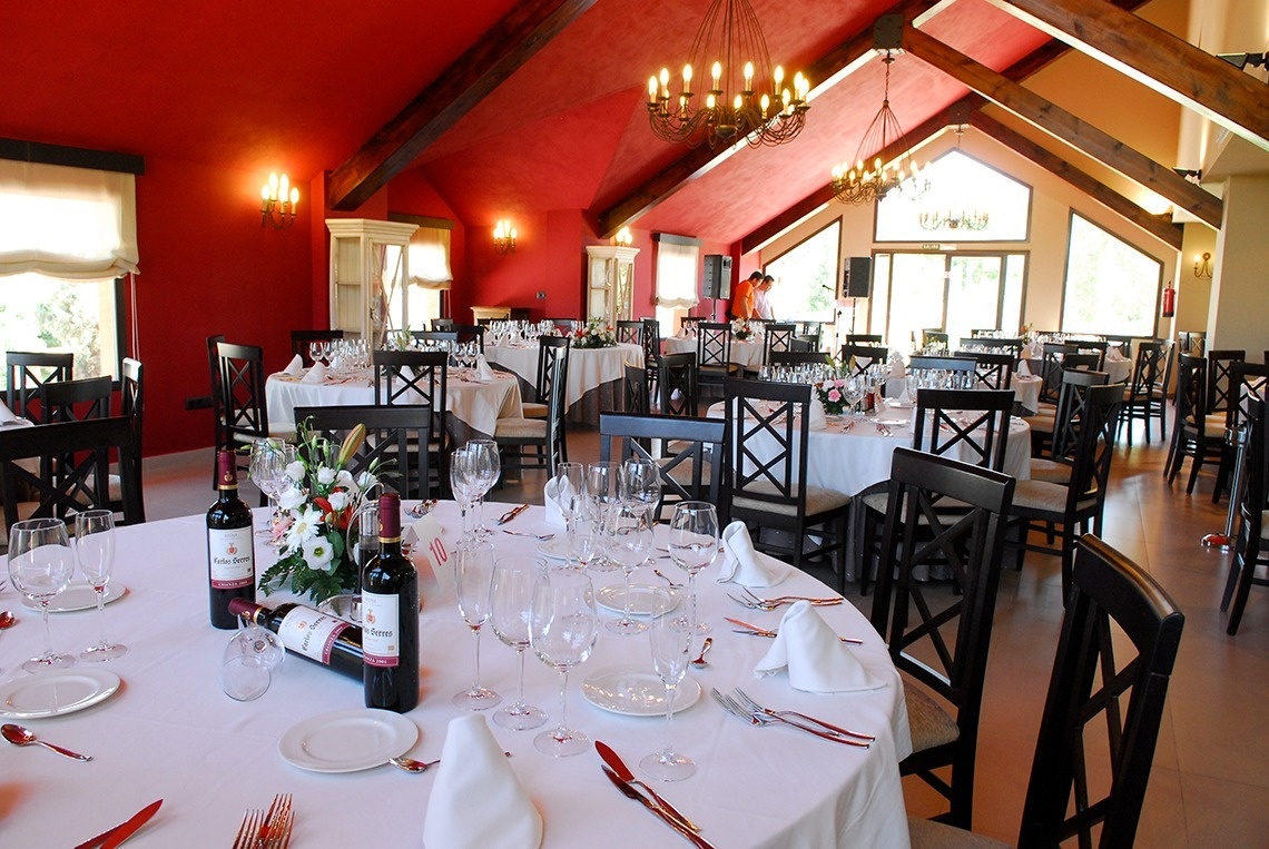 una botella de vino se sienta encima de una mesa en un restaurante