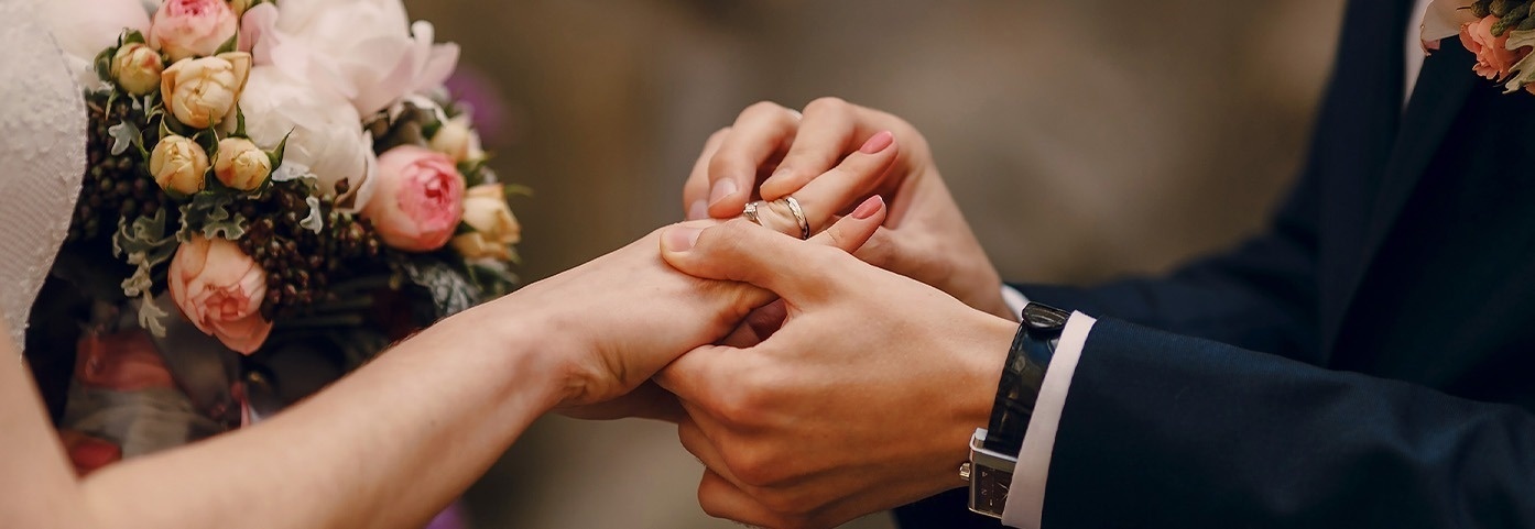 el novio coloca un anillo en el dedo de la novia