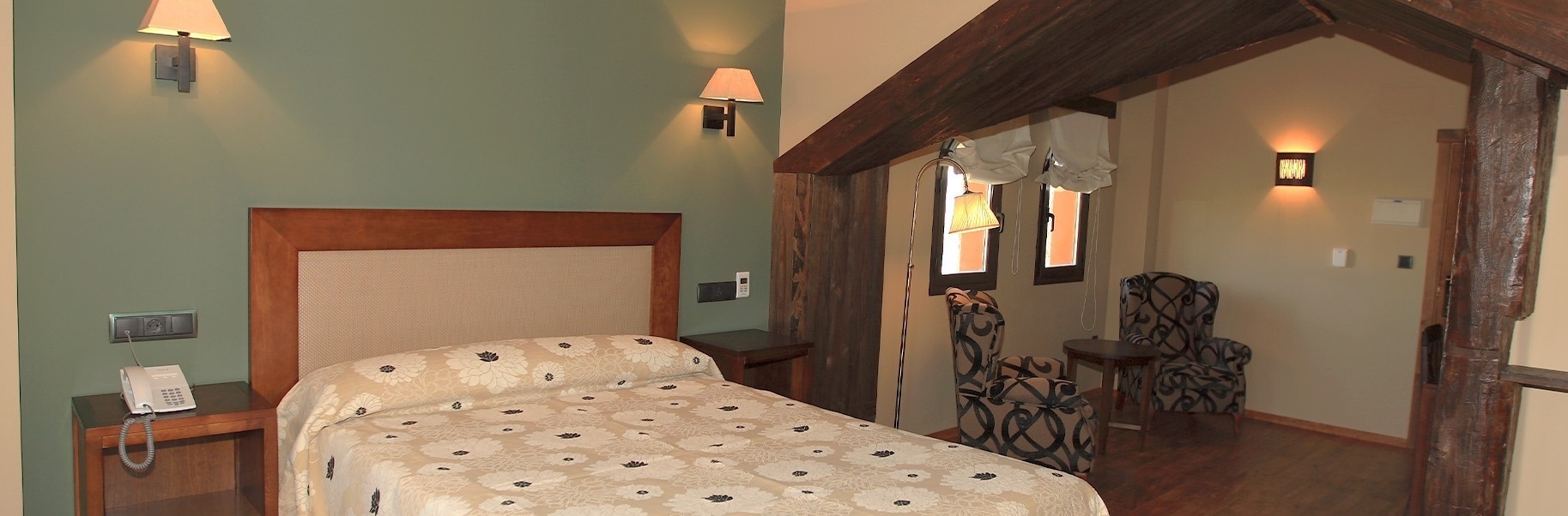 una habitación con una cama y dos sillas