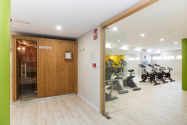 un gimnasio lleno de equipos y una cinta de correr que dice kettler