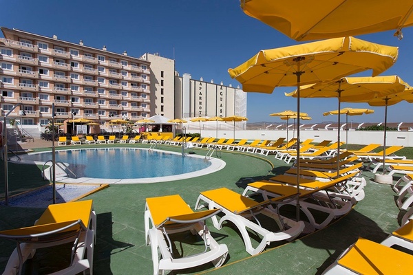 una gran piscina rodeada de edificios y palmeras