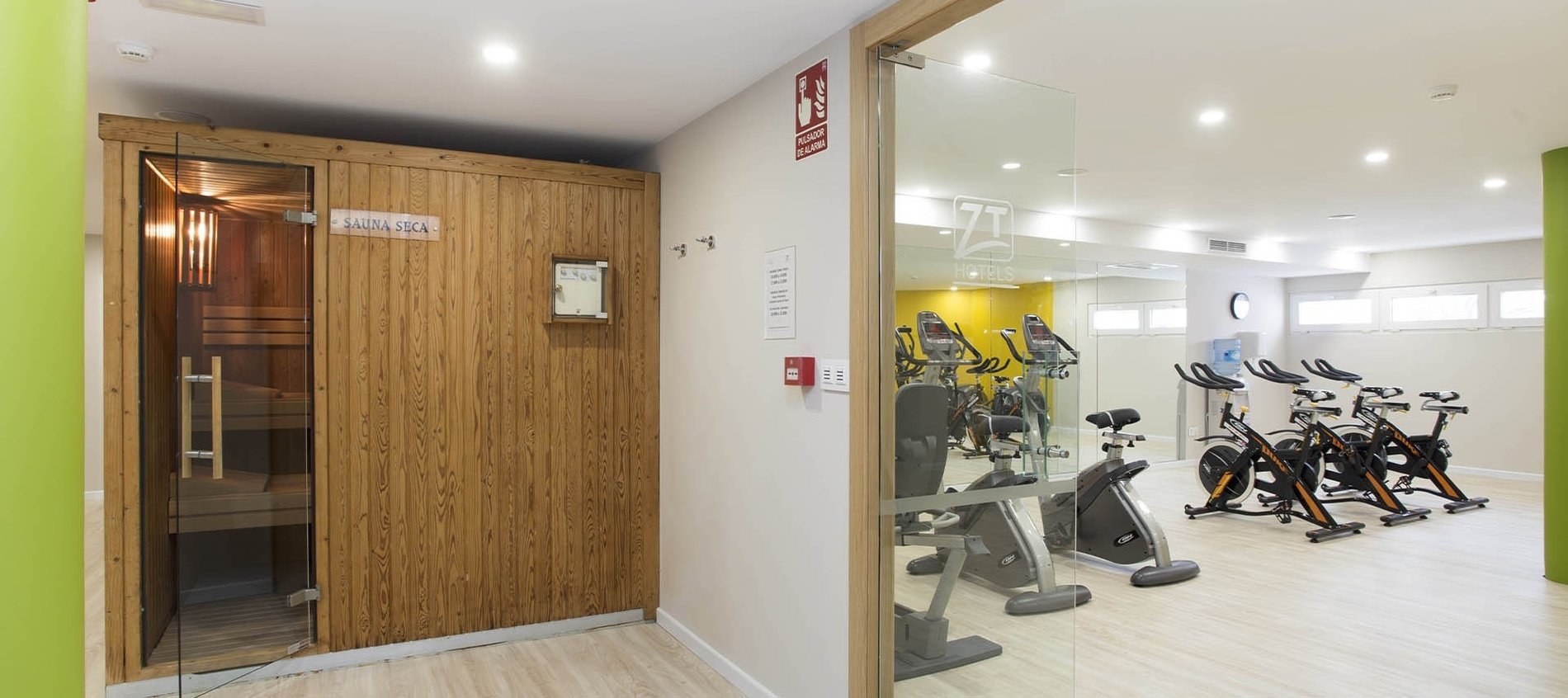 una bicicleta está estacionada en un gimnasio junto a otros aparatos de ejercicio