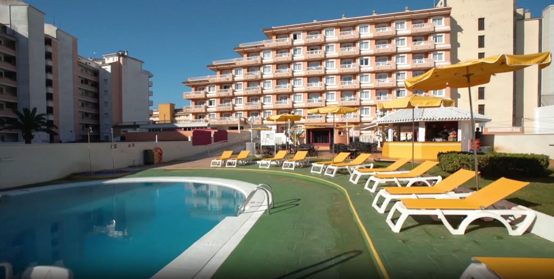 una habitación de hotel con una cama y una lámpara