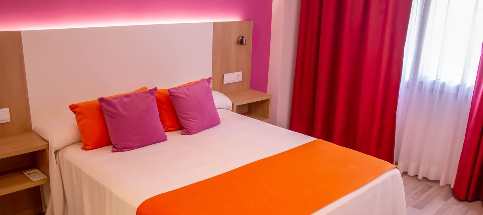 una habitación de hotel con dos camas y una mesa