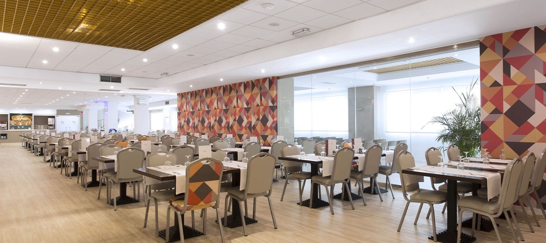 una mesa llena de copas de vino y cubiertos