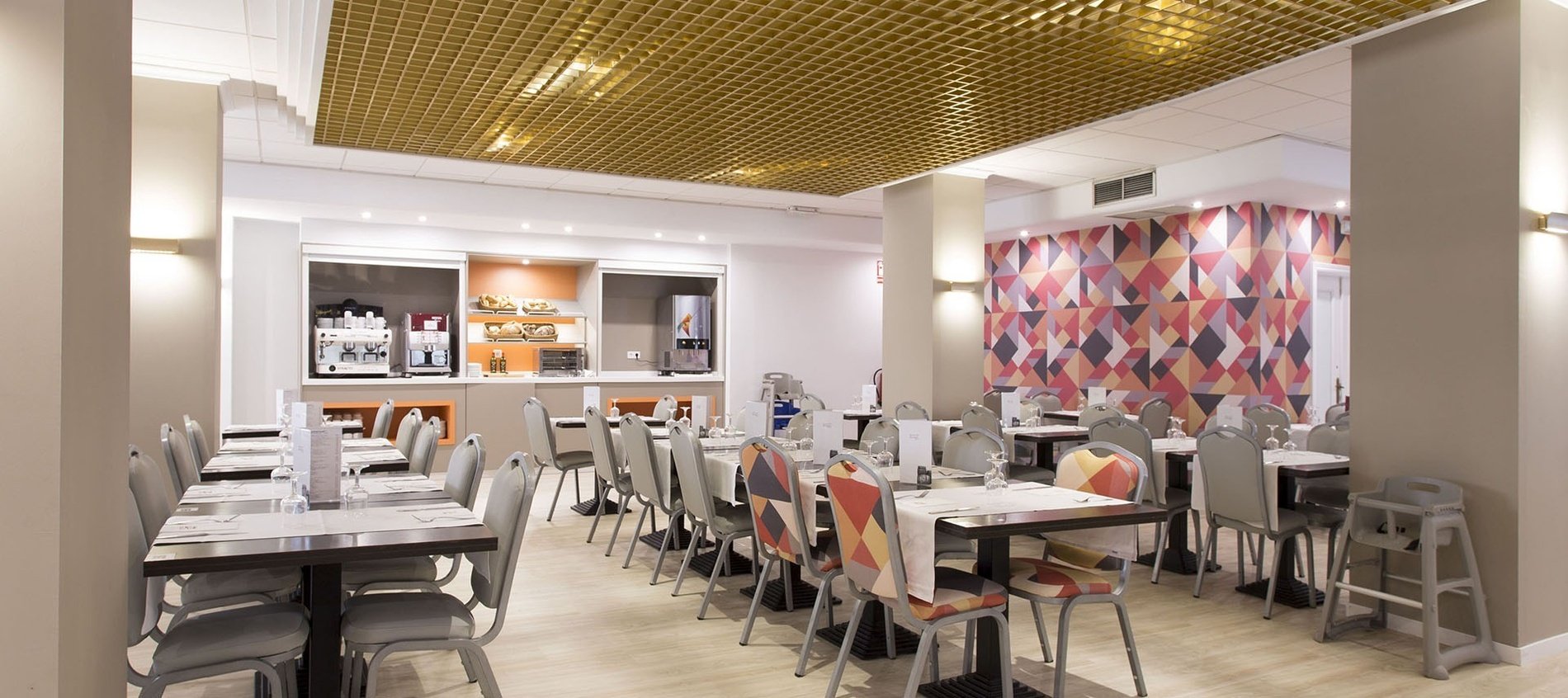 un buffet con platos y un letrero que dice postres