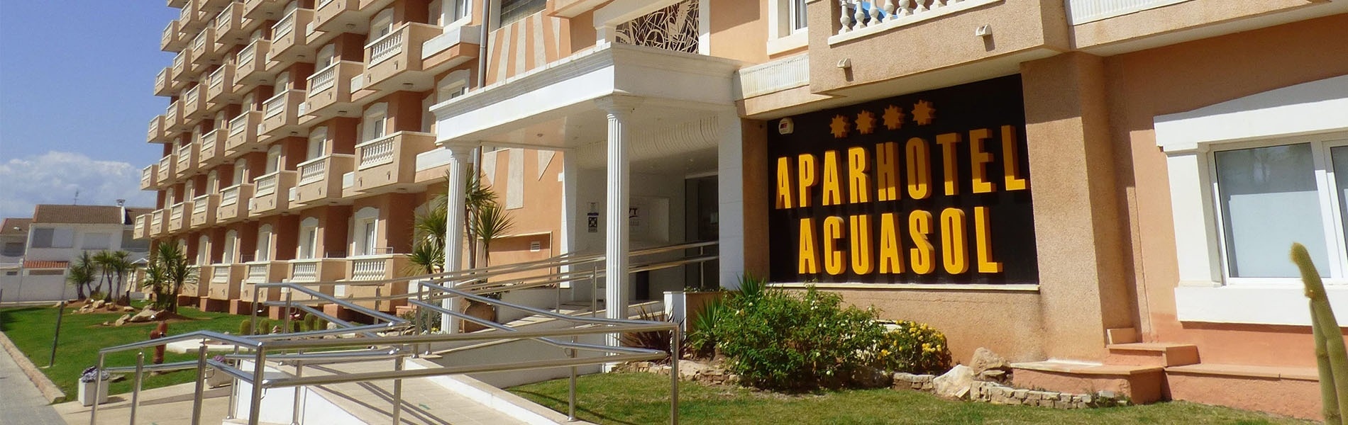 una habitación de hotel con dos camas y una mesa