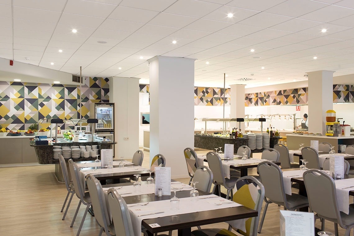 una habitación llena de mesas y sillas en un restaurante