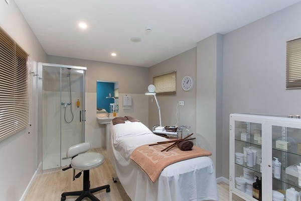 una gran piscina frente a un gran hotel