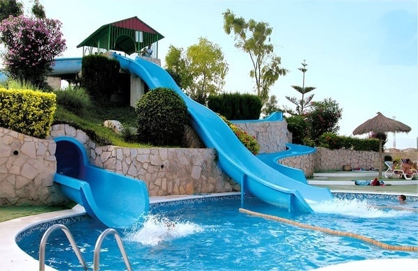 una niña se sienta en un anillo inflable en una piscina