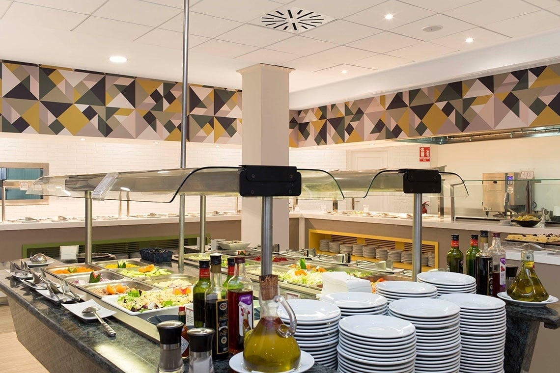 un buffet con platos y botellas de aceite de oliva