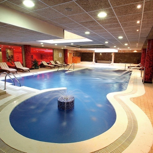 una piscina grande con una fuente en el medio