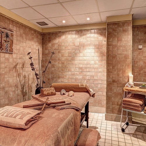 una habitación con una mesa de masaje y toallas y un cartel en la pared que dice ' egypt '