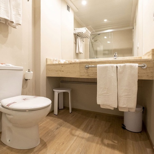 un baño pequeño con un inodoro y un lavabo