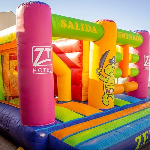 un castillo hinchable con la palabra hotel en la parte superior