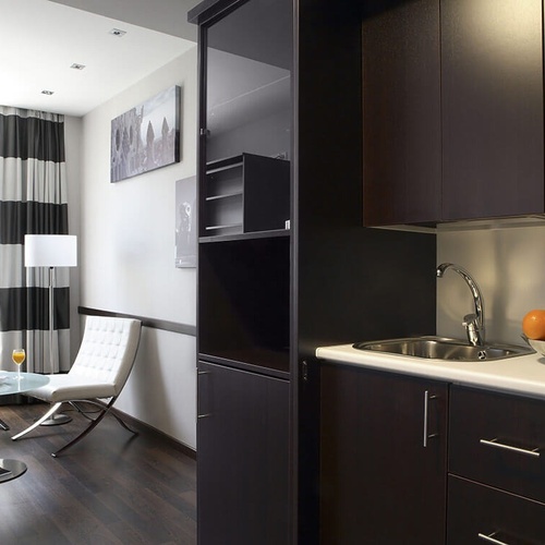 una cocina pequeña con una mesa y dos sillas