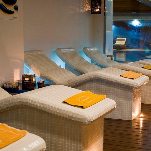 una fila de tumbonas en un spa con una toalla amarilla que dice ' ibiza '