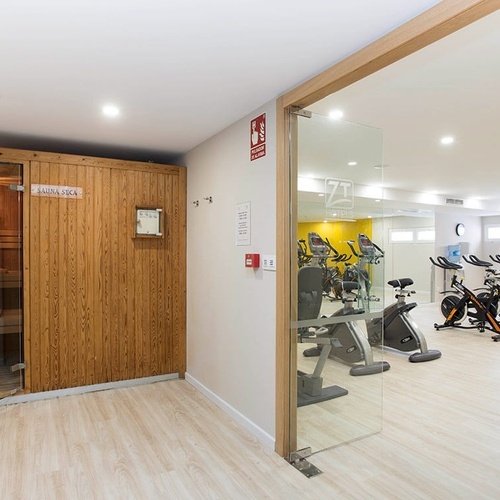 un gimnasio con bicicletas y una sauna de madera