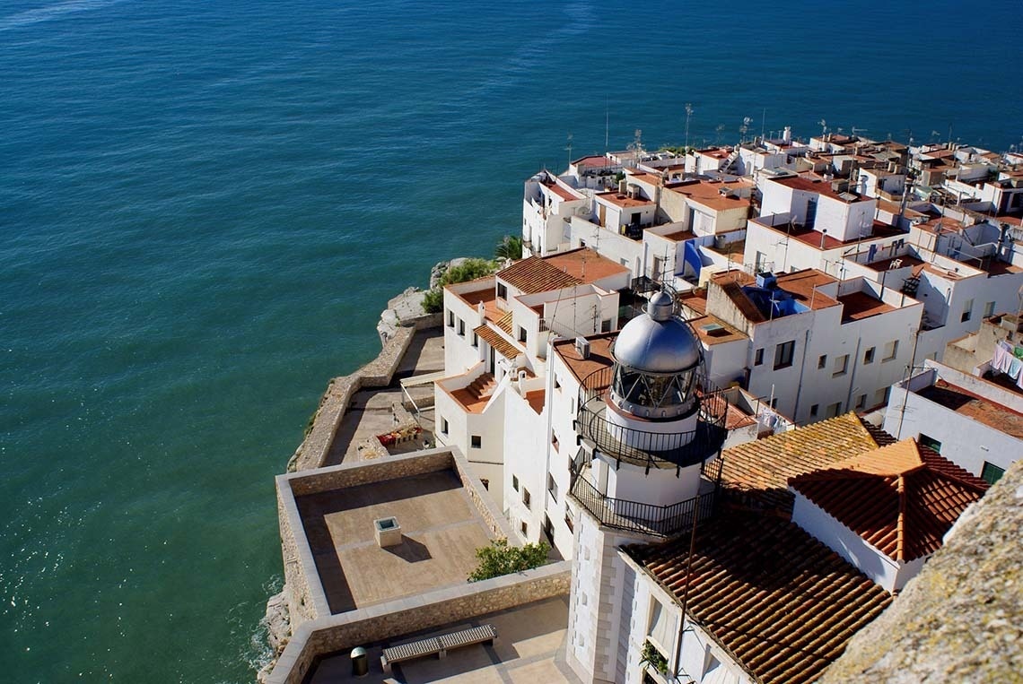un grupo de personas está nadando en una playa tropical