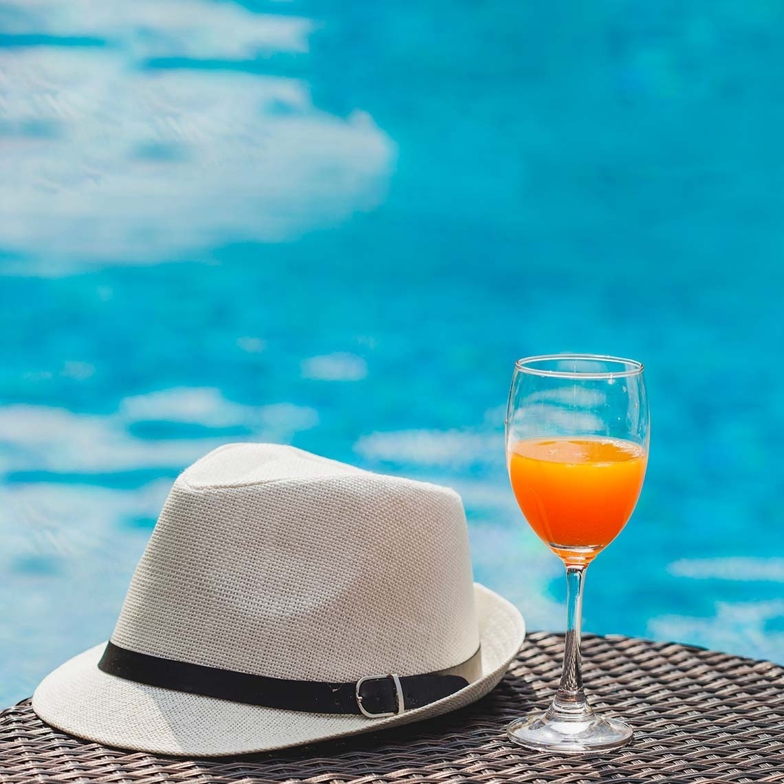 un grupo de personas está nadando en una playa tropical