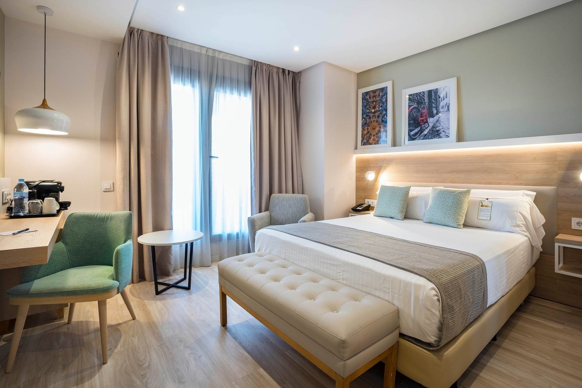 una habitación de hotel con una cama y una lámpara