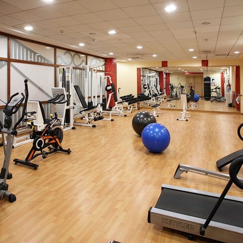 un gimnasio lleno de equipos y una cinta de correr que dice kettler