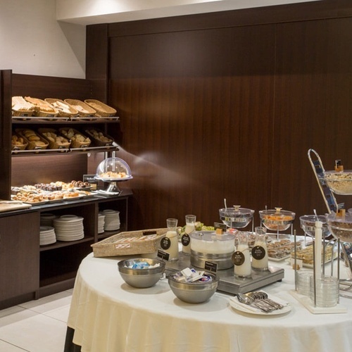 una mesa llena de comida y bebidas en un restaurante