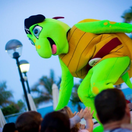 una mascota de tortuga verde y amarilla con un sombrero de pirata