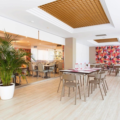 un restaurante con mesas y sillas y una planta