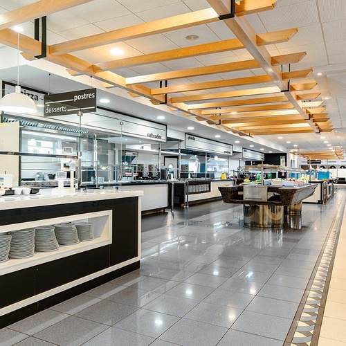 un buffet con platos y un letrero que dice postres