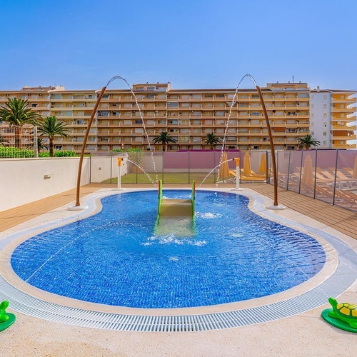 una pequeña piscina rodeada de tortugas de juguete