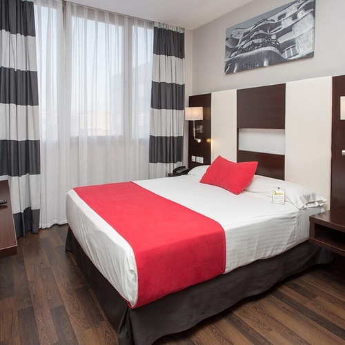 una habitación de hotel con una cama y una televisión