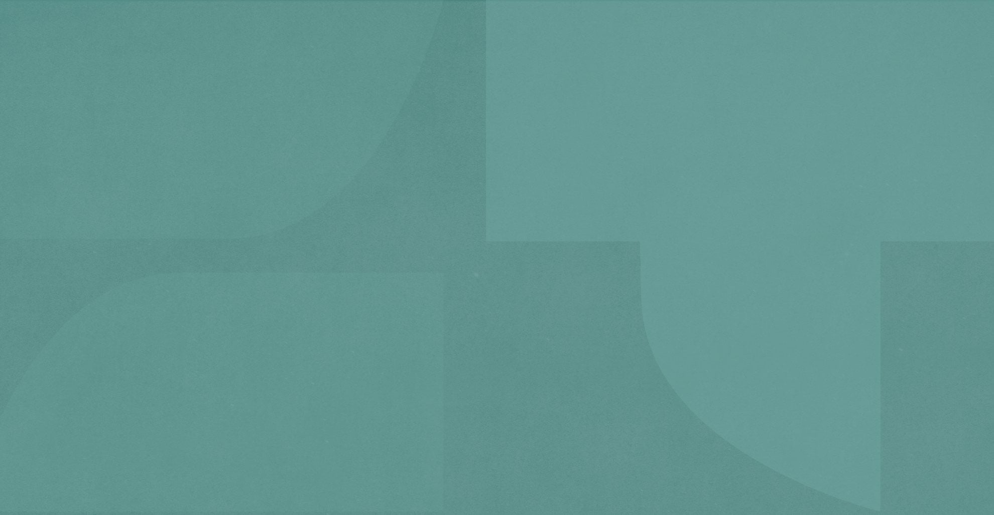 una mujer recibe un masaje en un spa rodeado de velas