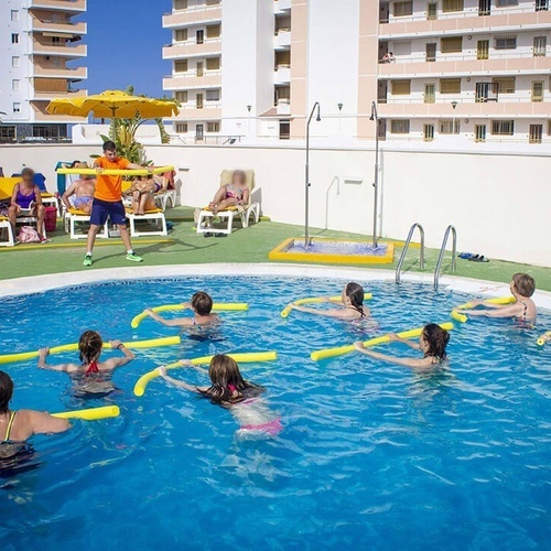un grupo de personas están haciendo ejercicios en una piscina