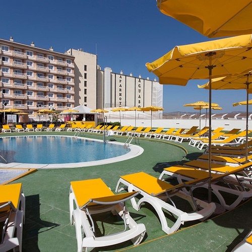 una piscina rodeada de sillas amarillas y paraguas amarillos