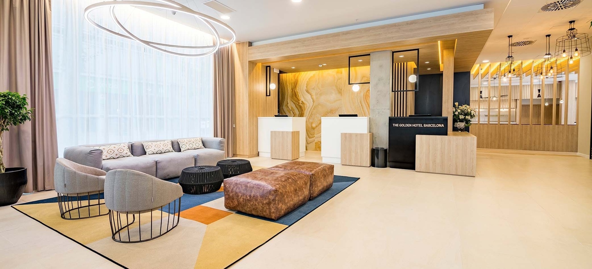 el vestíbulo de un hotel con un sofá y sillas