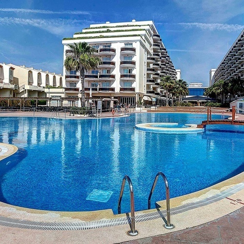 una gran piscina con escaleras y una boya en el medio