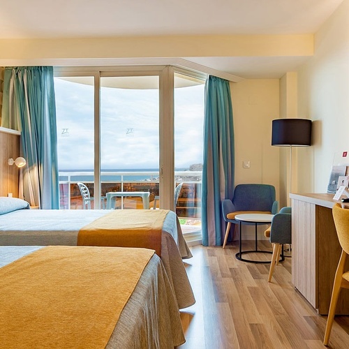 una habitación de hotel con dos camas y una televisión