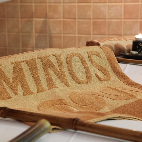 una toalla marrón con la palabra minos en ella