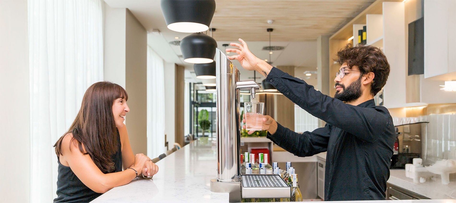 el vestíbulo de un hotel con un sofá y sillas