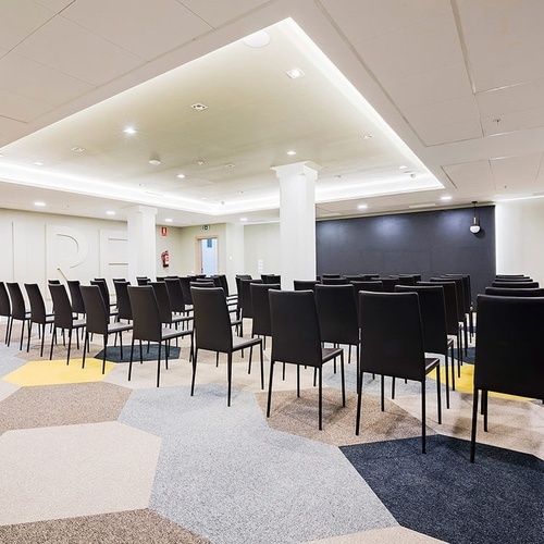 una sala de conferencias con sillas y una pared con la letra a