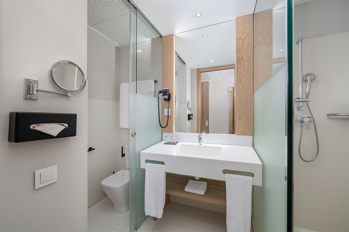 Baño moderno con espejo de aumento, ducha y ZT: Golden Barcelona.