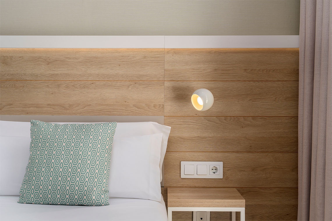 Golden Barcelona: bed linen change tag for an eco-friendly stay.