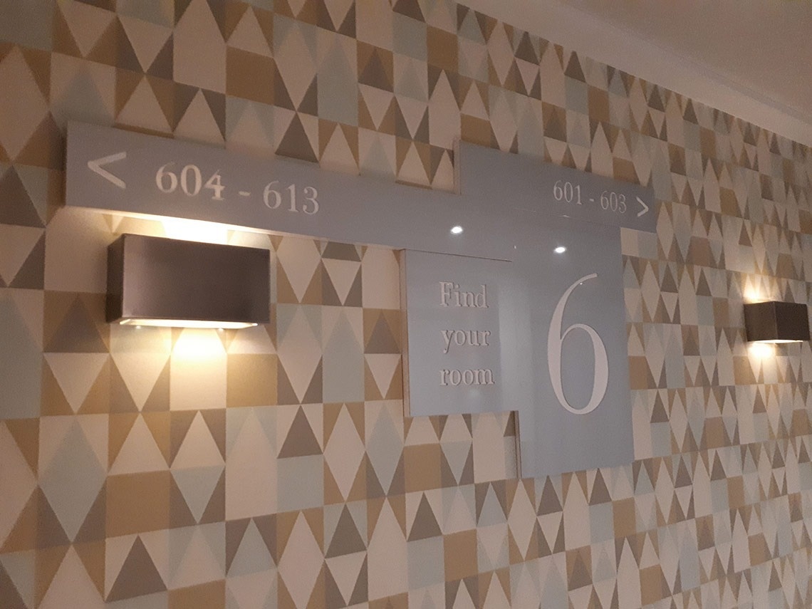 un letrero en una pared que dice encontrar su habitación