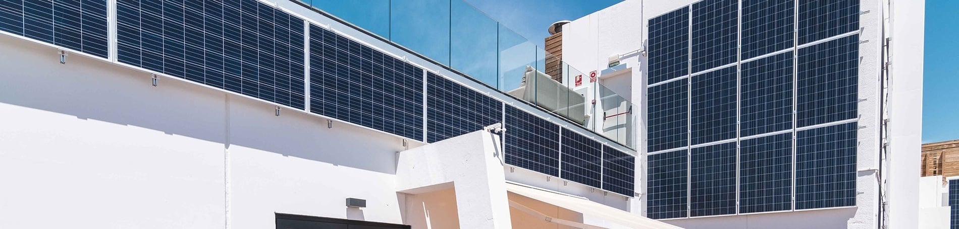 un buffet con platos y un letrero que dice postres