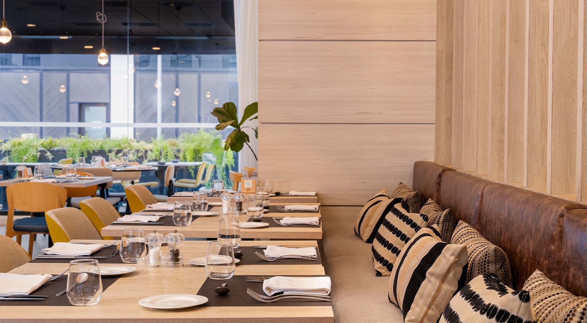 Salón elegante con mesas puestas para disfrutar de la gastronomía en ZT The Golden Barcelona Hotel.