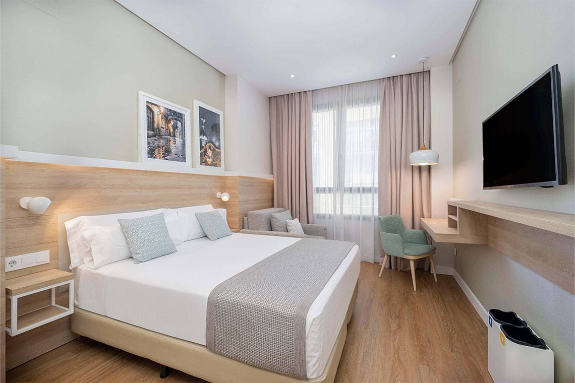 Camera Classic 1 Letto presso ZT The Golden Barcelona Hotel con letto matrimoniale, divano e scrivania.