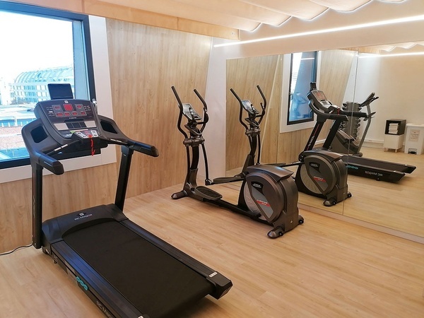 una gran piscina frente a un gran hotel