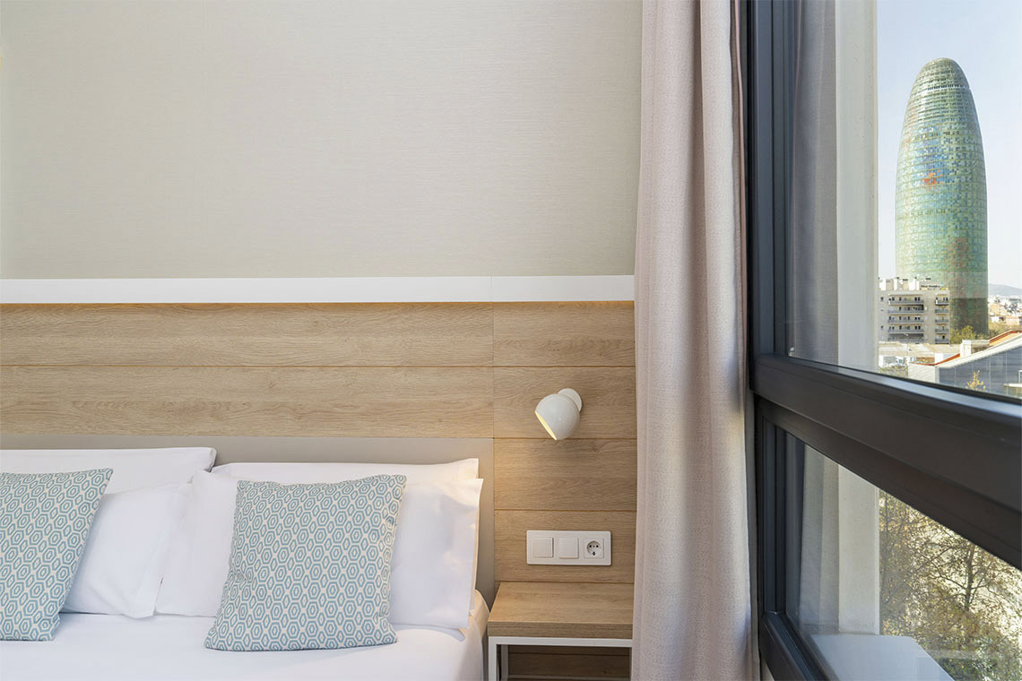 Habitación moderna con cama doble y vistas a ZT: Golden Barcelona.